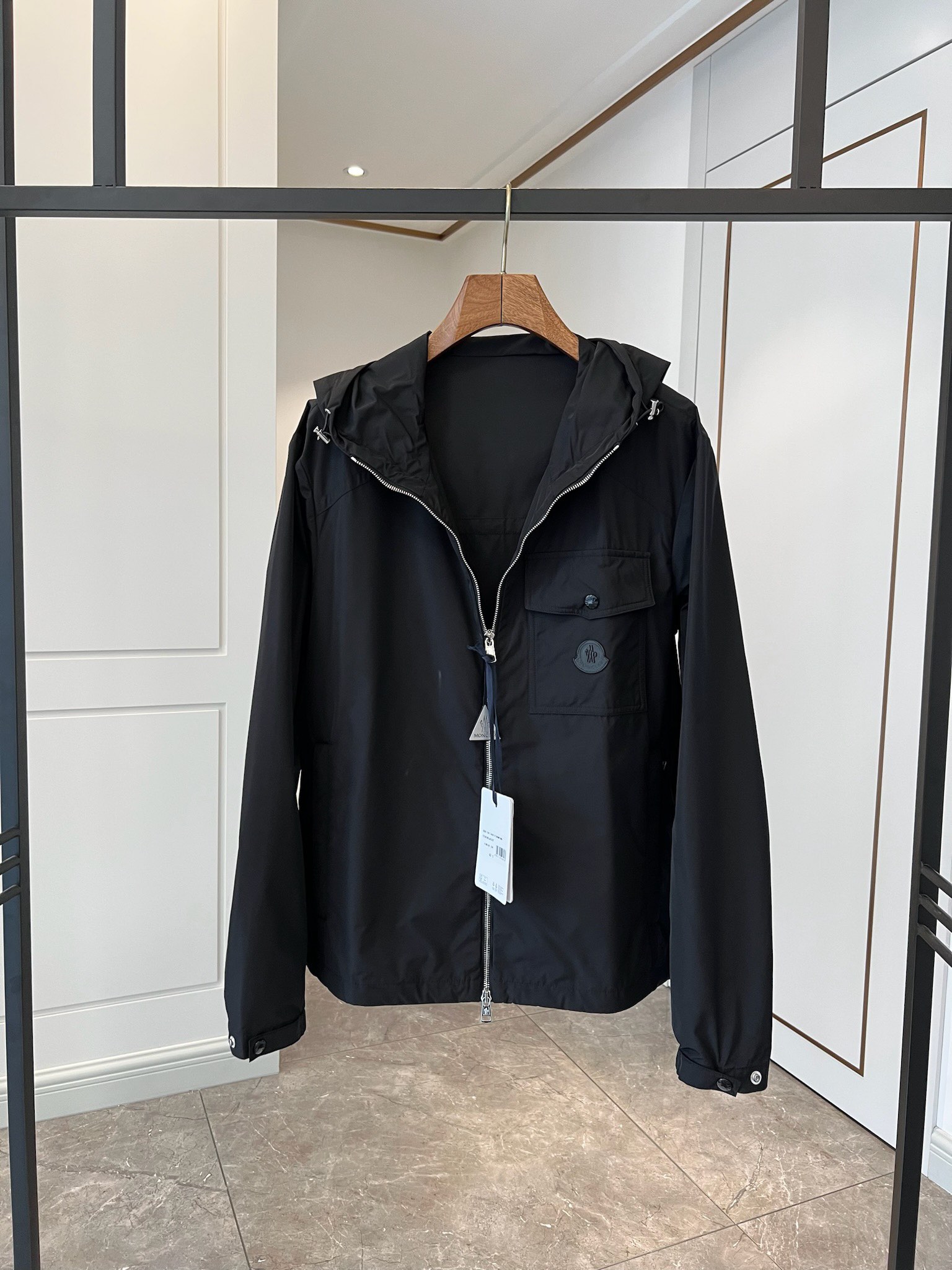 贸易公司订单 天花板级高端货 🎉 这款Fuyue连帽风衣将华贵风采与技术创新巧妙结合，专为重视实用功能与