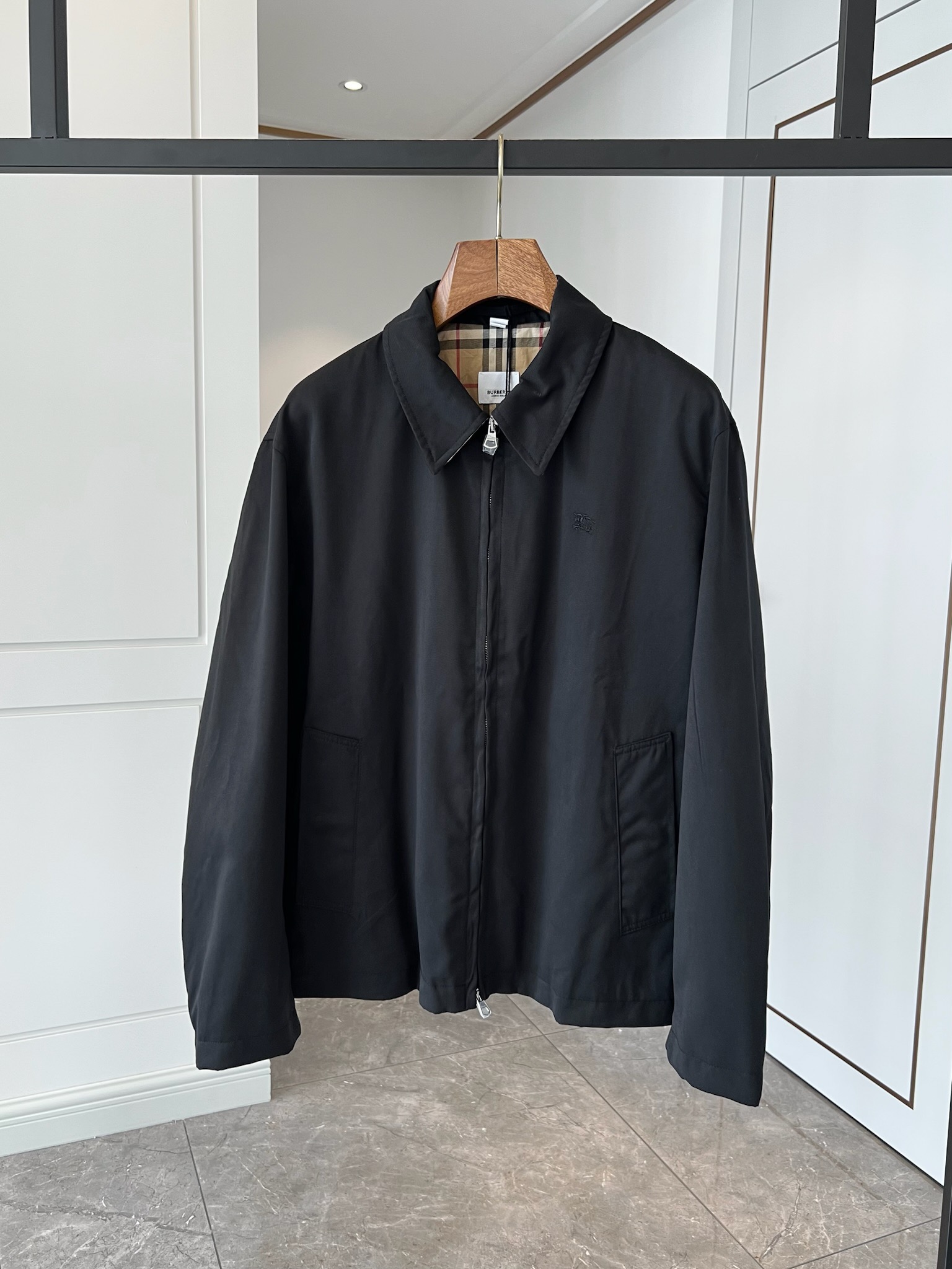 NO:133779,Classic brown configuration is minimalist black, low-key and luxurious, and don’t wear it too easily for business and casual!  Khaki M/2, black M/16, L/4, special offer, alexander wang19860909经典棕配置极简黑色 低调奢华 商务休闲不要太好穿哦！卡其M/2,黑色M/16,L/4,特价,,alexander wang,Men's clothing