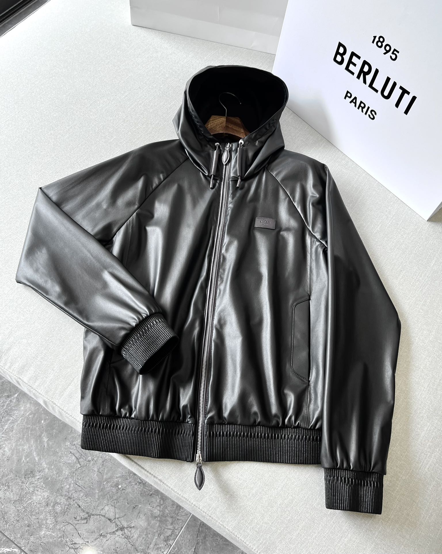 NO:772096,New style for early autumn. If your requirements for leather jackets are thin, soft, simple, low-key, calm and textured, then choose it,,leather jacket,Top Customize119860909早秋新款 如果你对皮衣的要求是轻薄、柔软、简洁、低调沉稳 有质感 就选它,,leather jacket,Top Customize1,Men's clothing