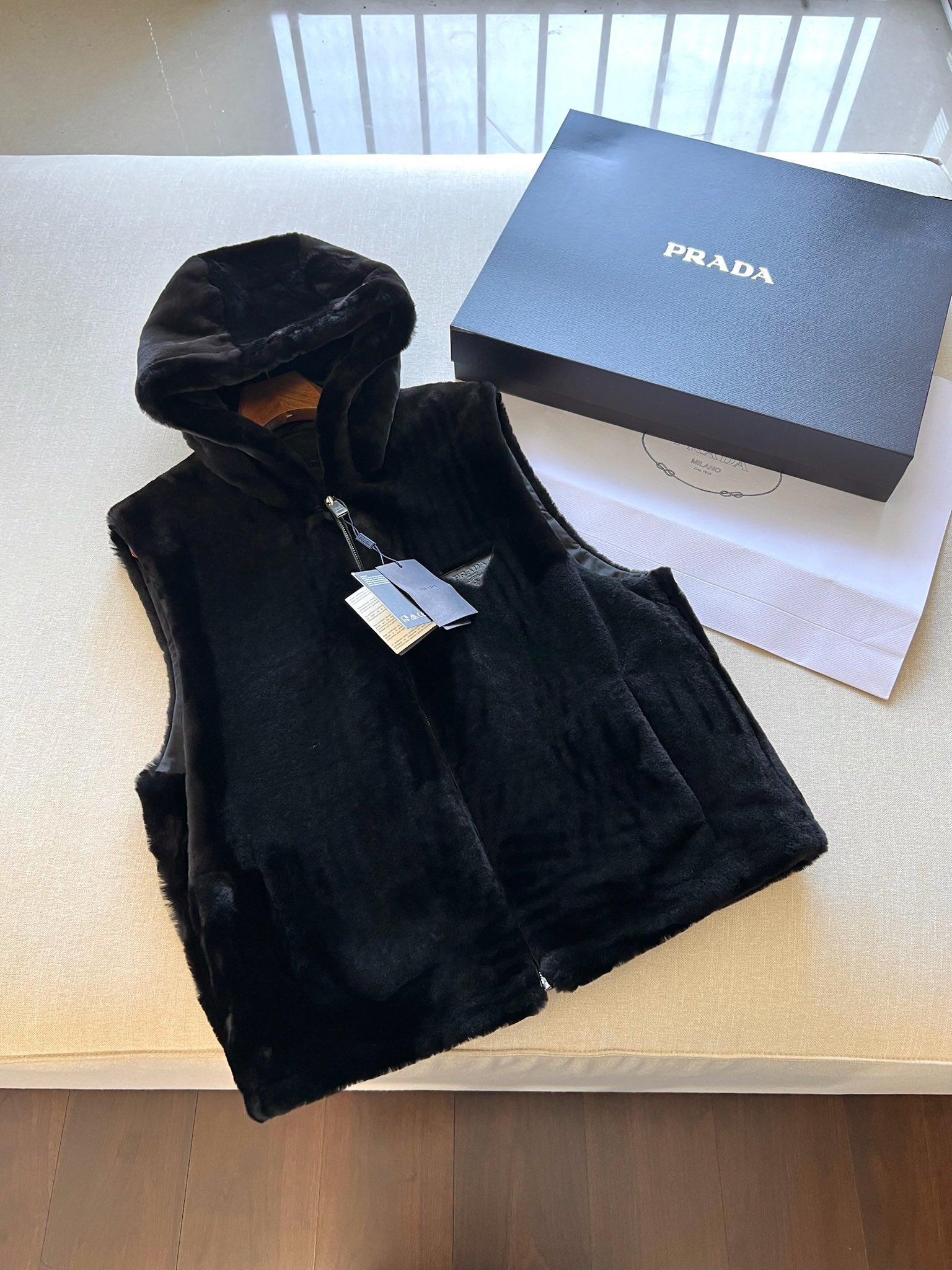 NO:754724,Exclusive high-end genuine fur. Brand new rad Prada men's sheepskin vest, exclusive authentic operation.,,prada,prada,sheepskin,Top Customize119860909独家真皮毛高端一线. 全新rad 普拉达男装羊皮毛背心 ,独家正品操作.,,prada,prada,sheepskin,Top Customize1,Men's clothing
