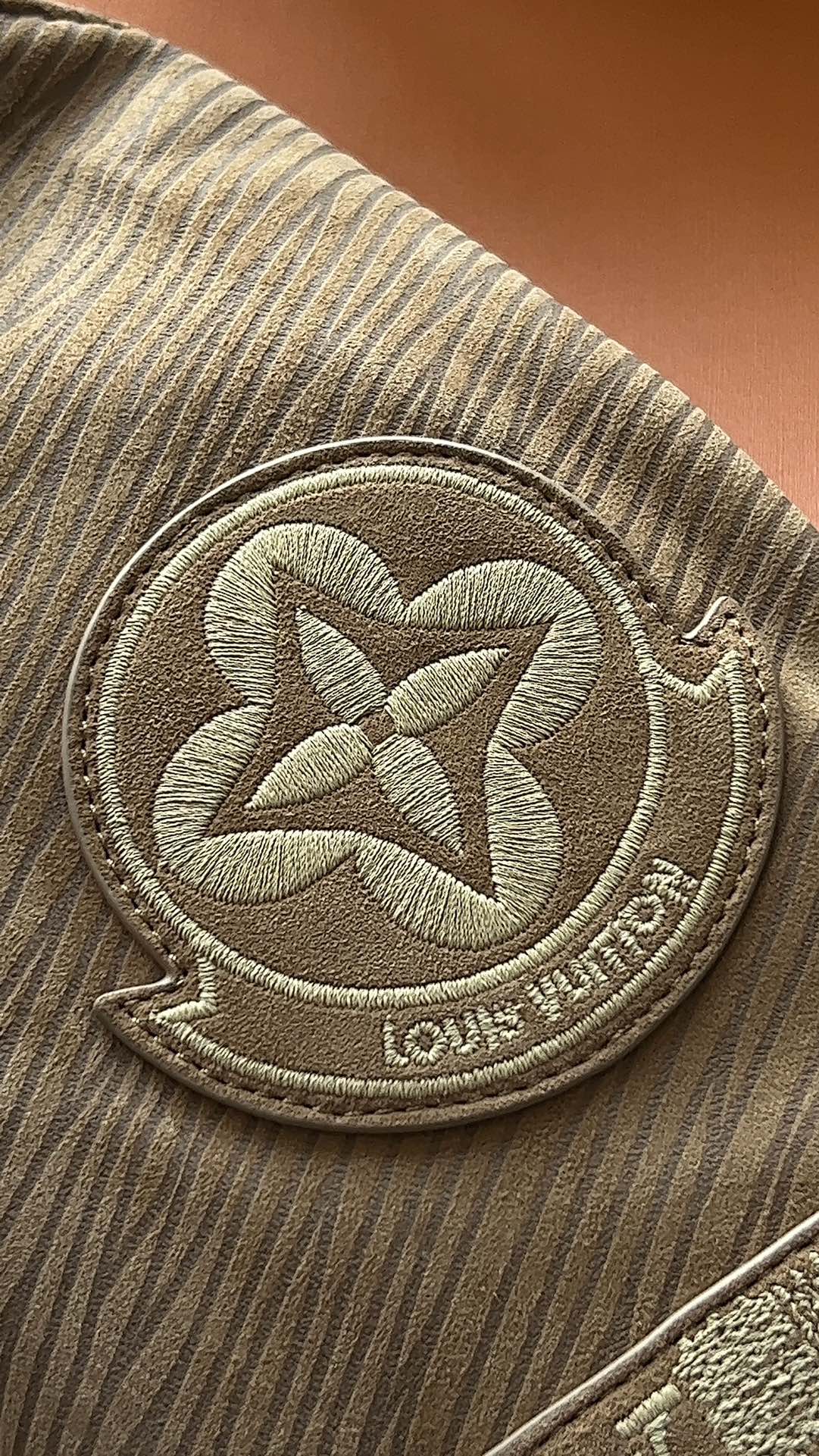 路易威登 Louis Vuitton 高定典藏名品高定成衣时装外套连衣裙衬衫T恤 #0D42623A 4