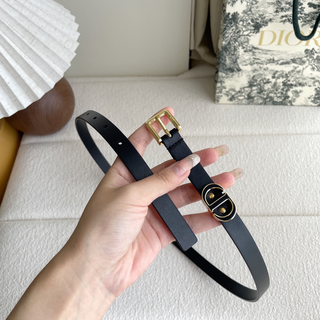Dior Dior新款腰带，采用 头层皮制作，手感柔软，舒适细腻，精品针扣搭配最新款珐琅戒指，优雅，大方。宽1.5cm