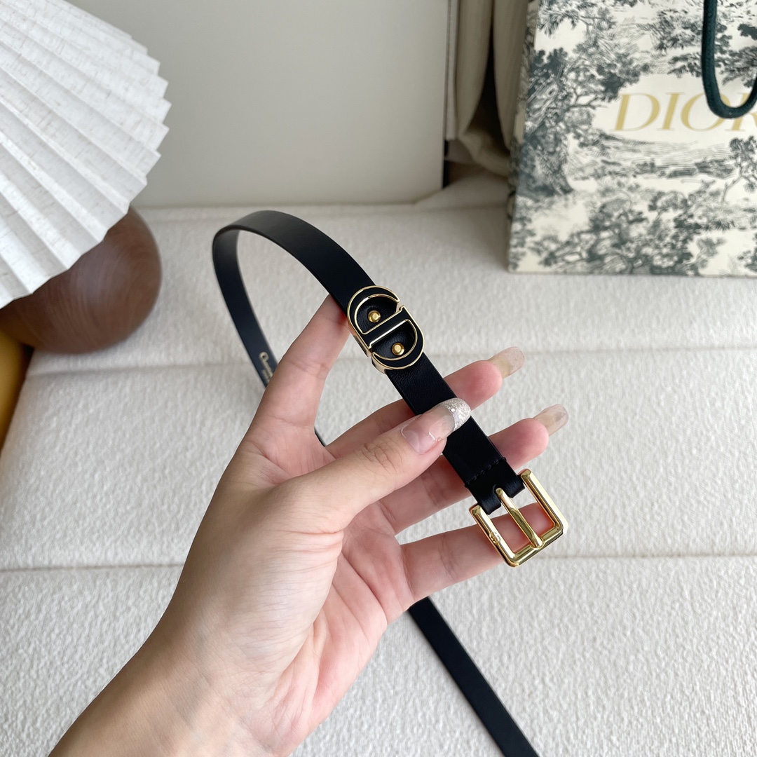 Dior Dior新款腰带，采用 头层皮制作，手感柔软，舒适细腻，精品针扣搭配最新款珐琅戒指，优雅，大方。宽1.5cm