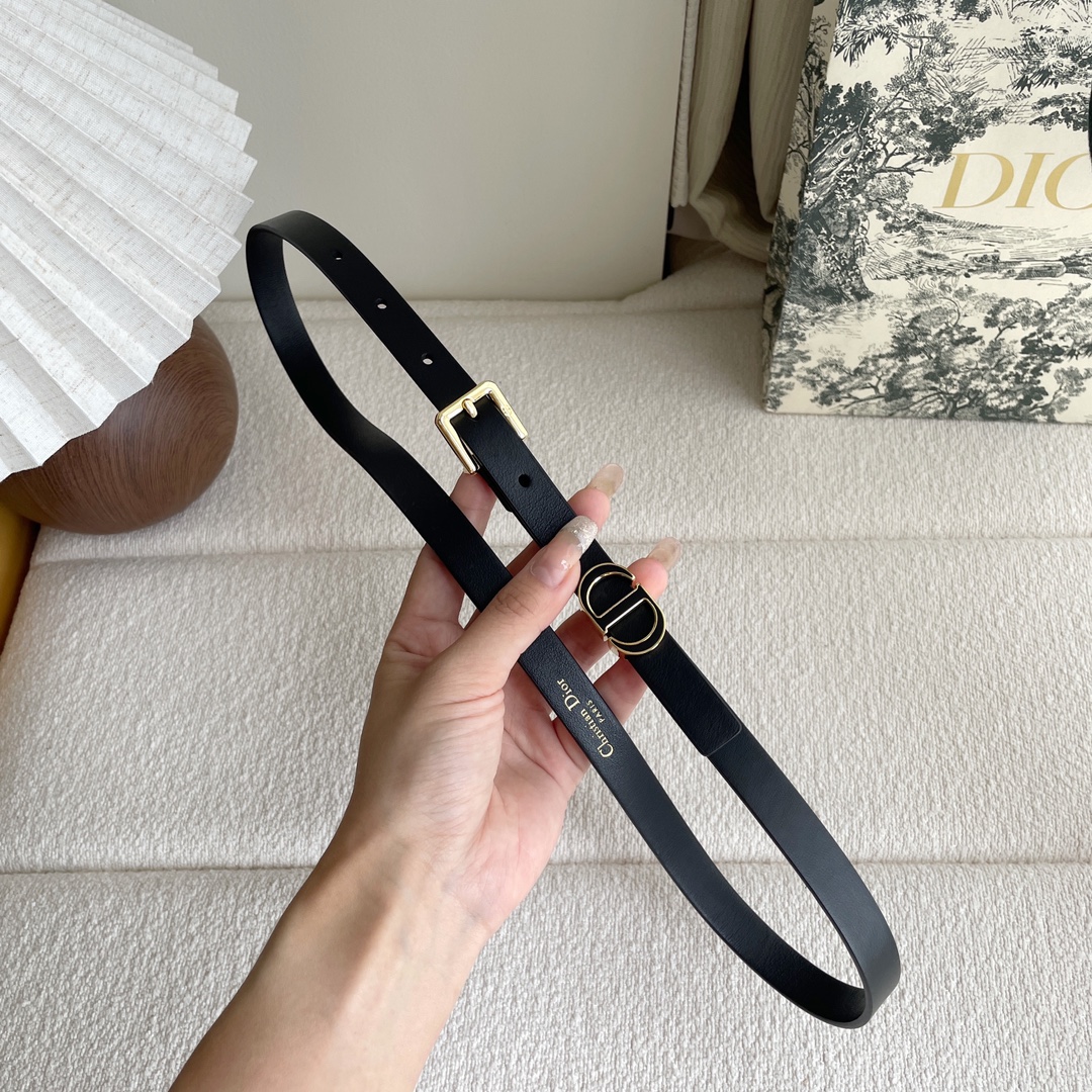 Dior Dior新款腰带，采用 头层皮制作，手感柔软，舒适细腻，精品针扣搭配最新款珐琅戒指，优雅，大方。宽1.5cm