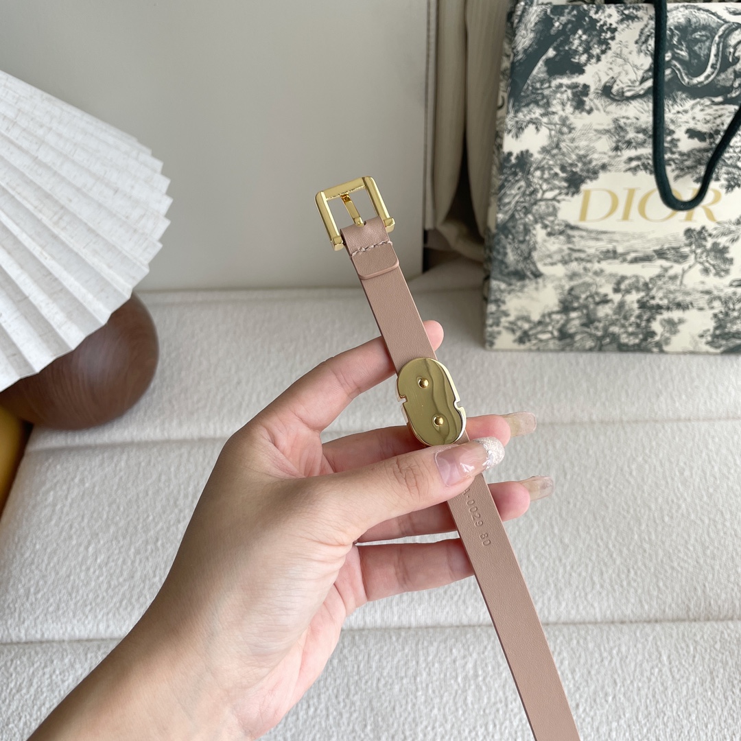 Dior Dior新款腰带，采用 头层皮制作，手感柔软，舒适细腻，精品针扣搭配最新款珐琅戒指，优雅，大方。宽1.5cm