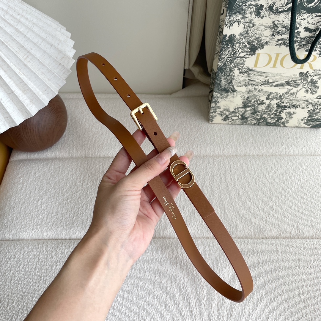 Dior Dior新款腰带，采用 头层皮制作，手感柔软，舒适细腻，精品针扣搭配最新款珐琅戒指，优雅，大方。宽1.5cm