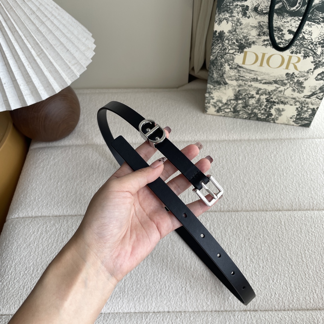 Dior 迪奥 Dior 新品腰带来袭 采用光滑牛皮革精心制作 搭配精品针扣 “CD”字样戒指