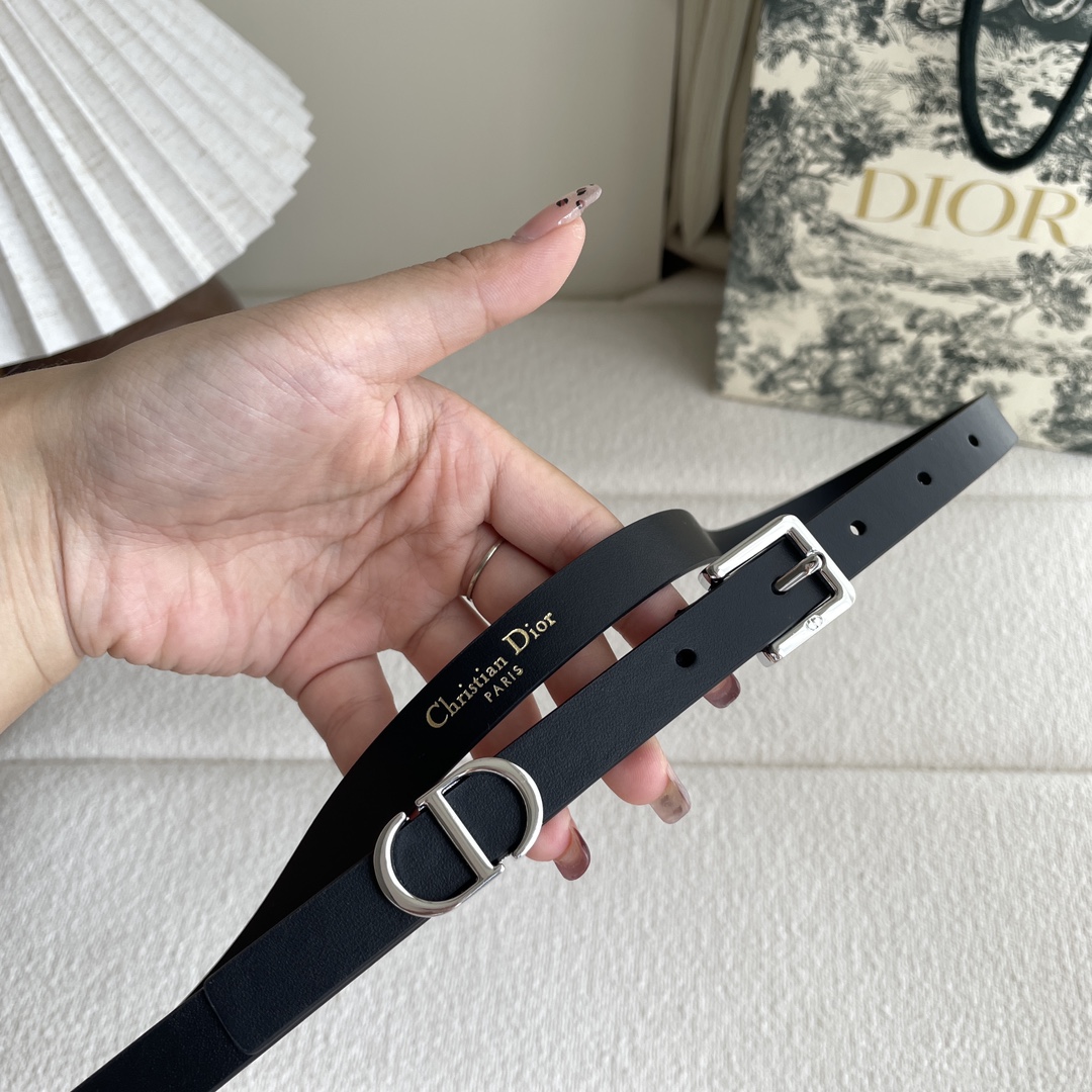 Dior 迪奥 Dior 新品腰带来袭 采用光滑牛皮革精心制作 搭配精品针扣 “CD”字样戒指