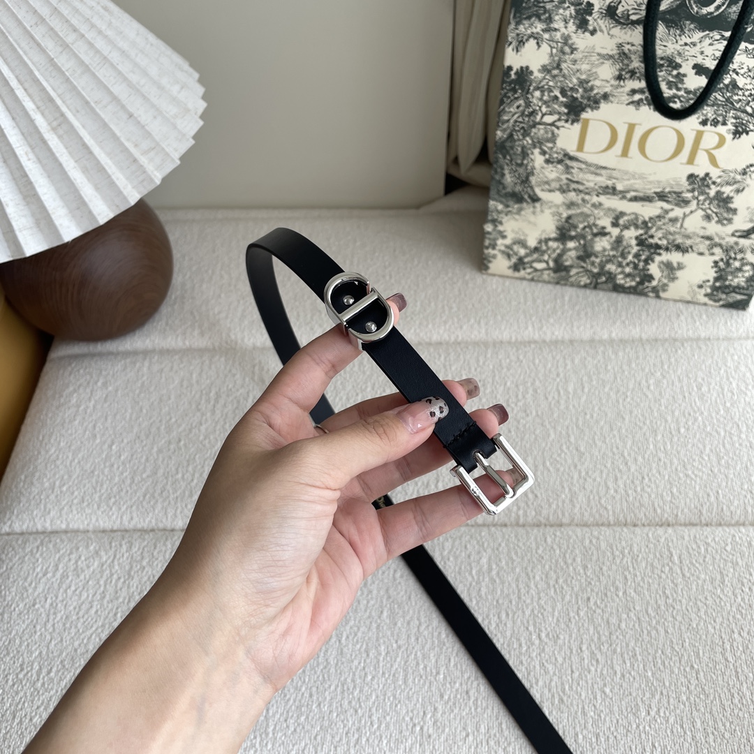Dior 迪奥 Dior 新品腰带来袭 采用光滑牛皮革精心制作 搭配精品针扣 “CD”字样戒指