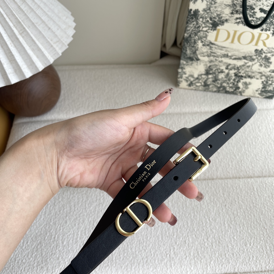 Dior 迪奥 Dior 新品腰带来袭 采用光滑牛皮革精心制作 搭配精品针扣 “CD”字样戒指