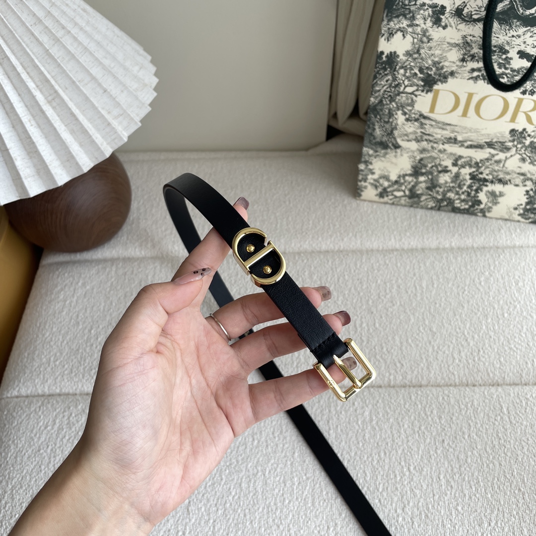 Dior 迪奥 Dior 新品腰带来袭 采用光滑牛皮革精心制作 搭配精品针扣 “CD”字样戒指