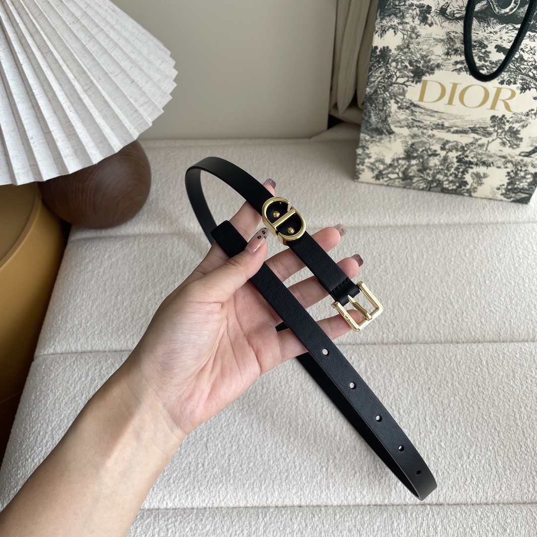 Dior 迪奥 Dior 新品腰带来袭 采用光滑牛皮革精心制作 搭配精品针扣 “CD”字样戒指