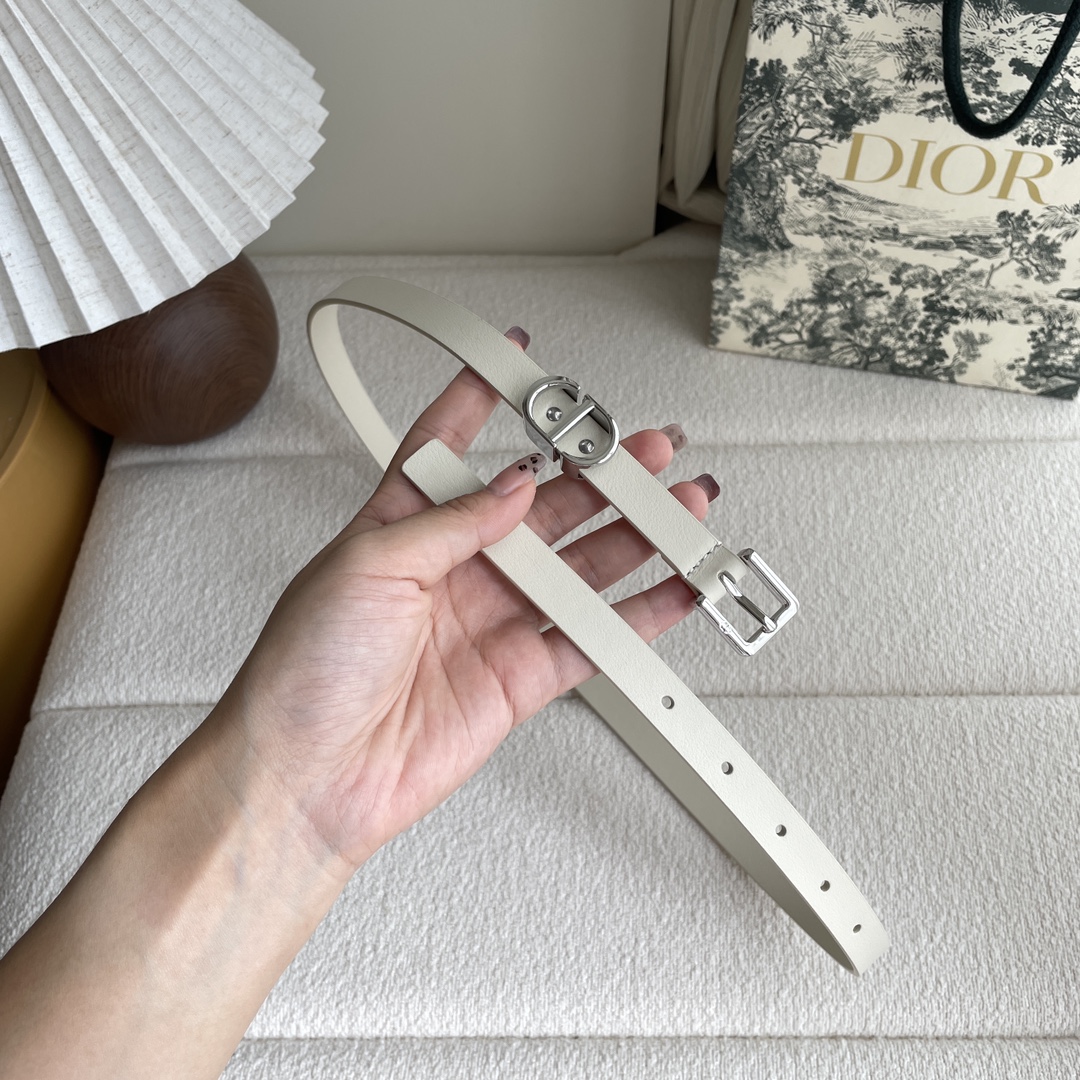 Dior 迪奥 Dior 新品腰带来袭 采用光滑牛皮革精心制作 搭配精品针扣 “CD”字样戒指