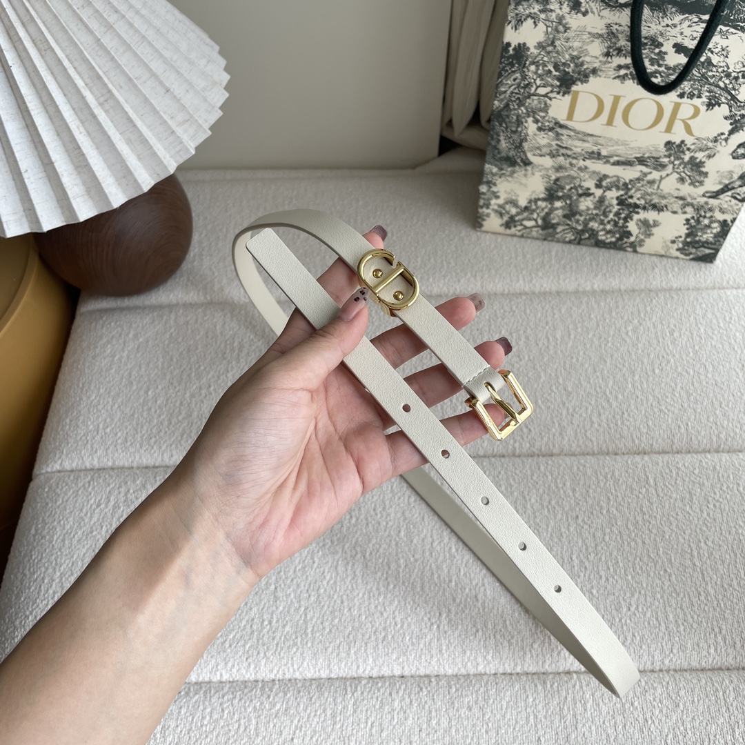 Dior 迪奥 Dior 新品腰带来袭 采用光滑牛皮革精心制作 搭配精品针扣 “CD”字样戒指
