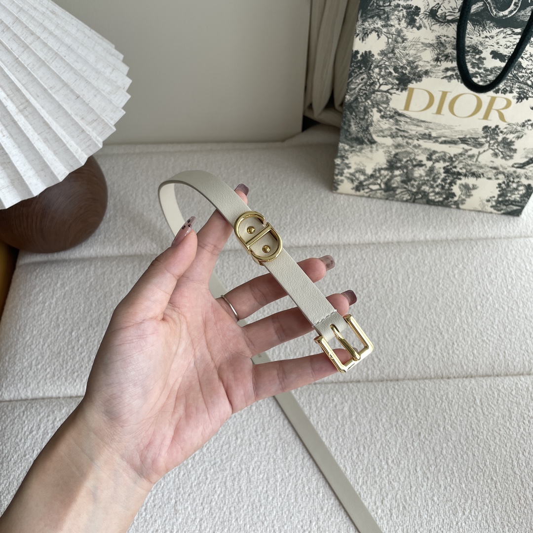 Dior 迪奥 Dior 新品腰带来袭 采用光滑牛皮革精心制作 搭配精品针扣 “CD”字样戒指