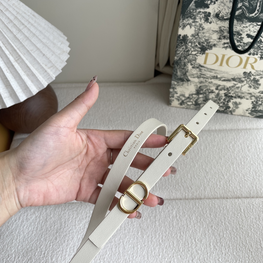 Dior 迪奥 Dior 新品腰带来袭 采用光滑牛皮革精心制作 搭配精品针扣 “CD”字样戒指