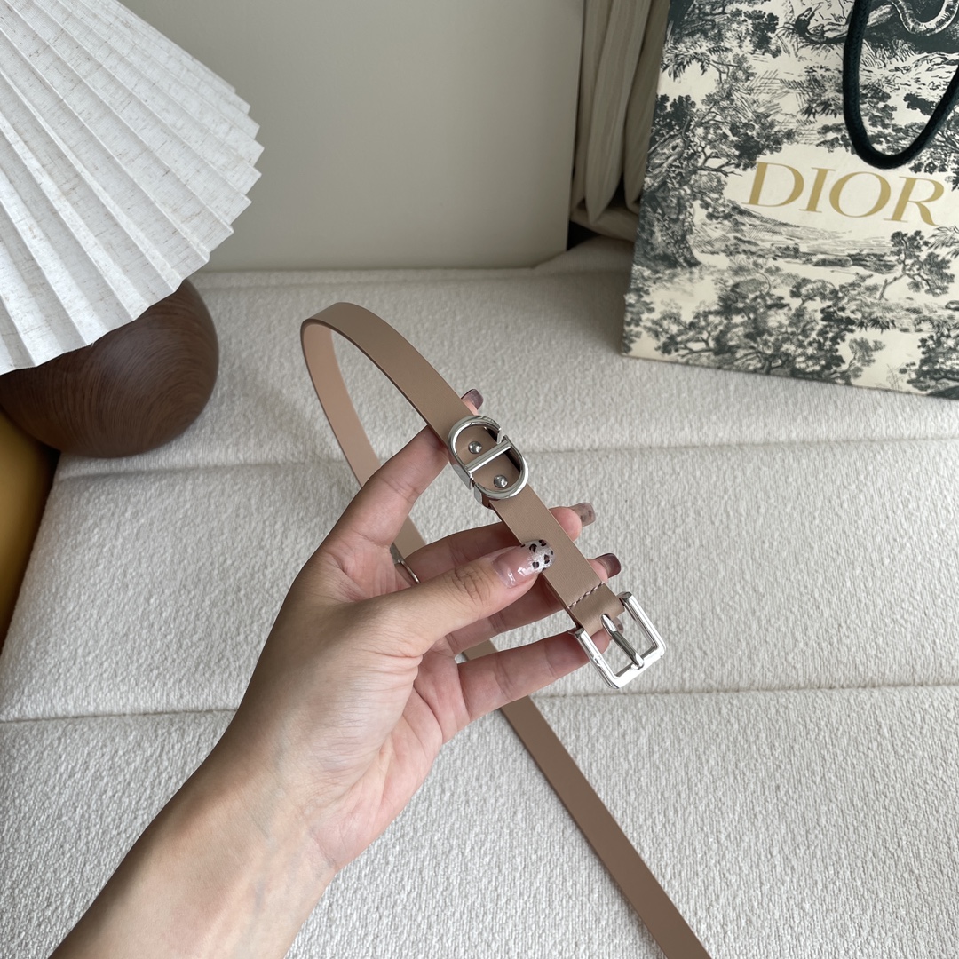 Dior 迪奥 Dior 新品腰带来袭 采用光滑牛皮革精心制作 搭配精品针扣 “CD”字样戒指