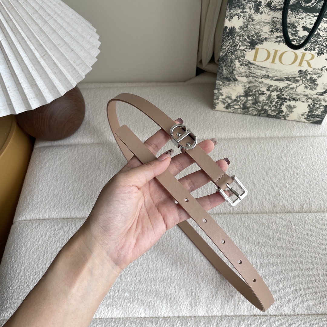 Dior 迪奥 Dior 新品腰带来袭 采用光滑牛皮革精心制作 搭配精品针扣 “CD”字样戒指
