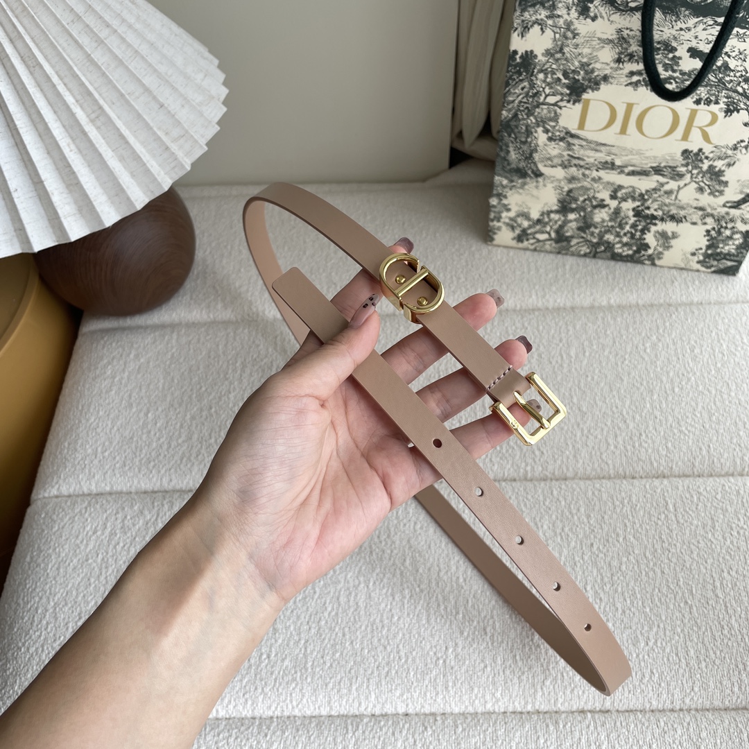 Dior 迪奥 Dior 新品腰带来袭 采用光滑牛皮革精心制作 搭配精品针扣 “CD”字样戒指