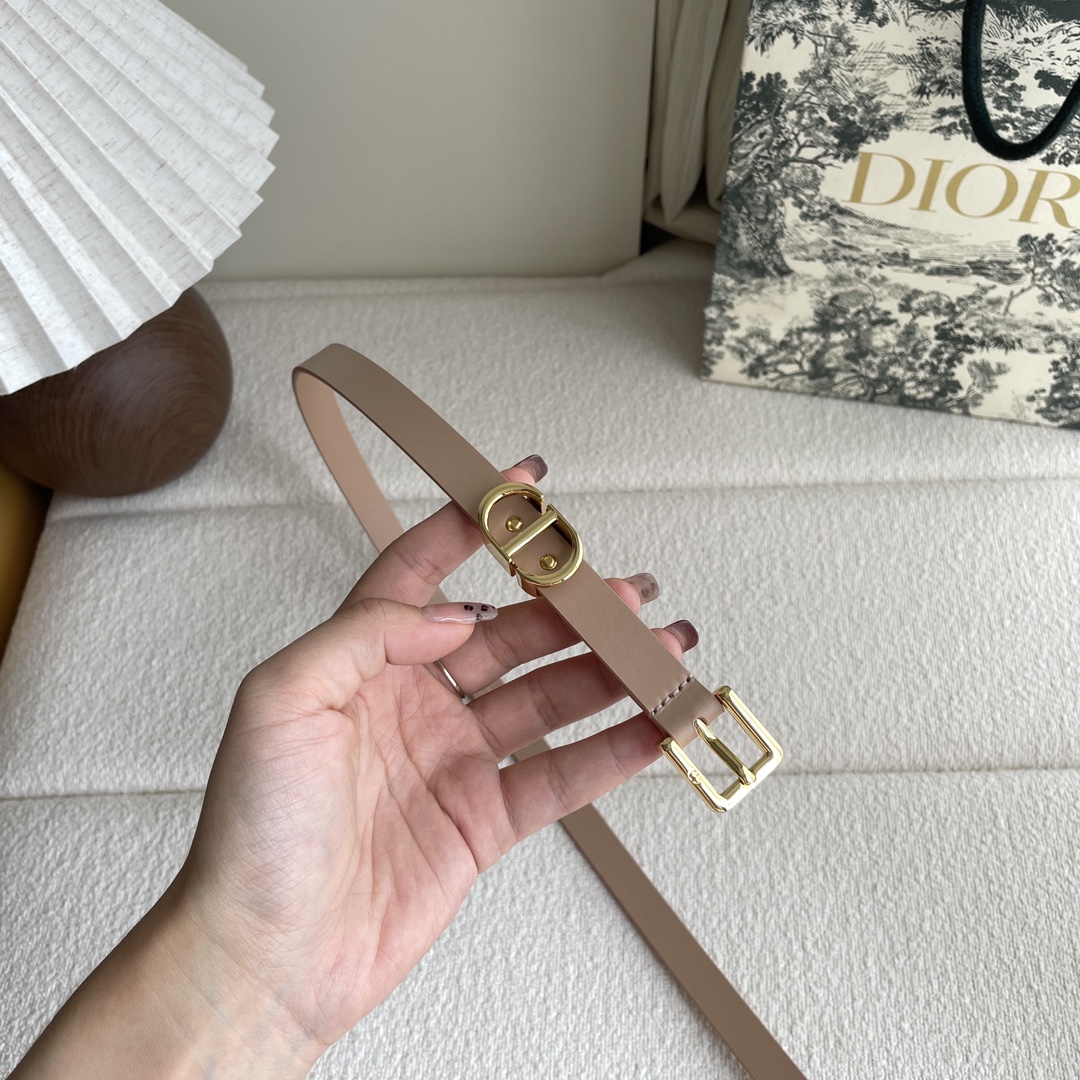 Dior 迪奥 Dior 新品腰带来袭 采用光滑牛皮革精心制作 搭配精品针扣 “CD”字样戒指