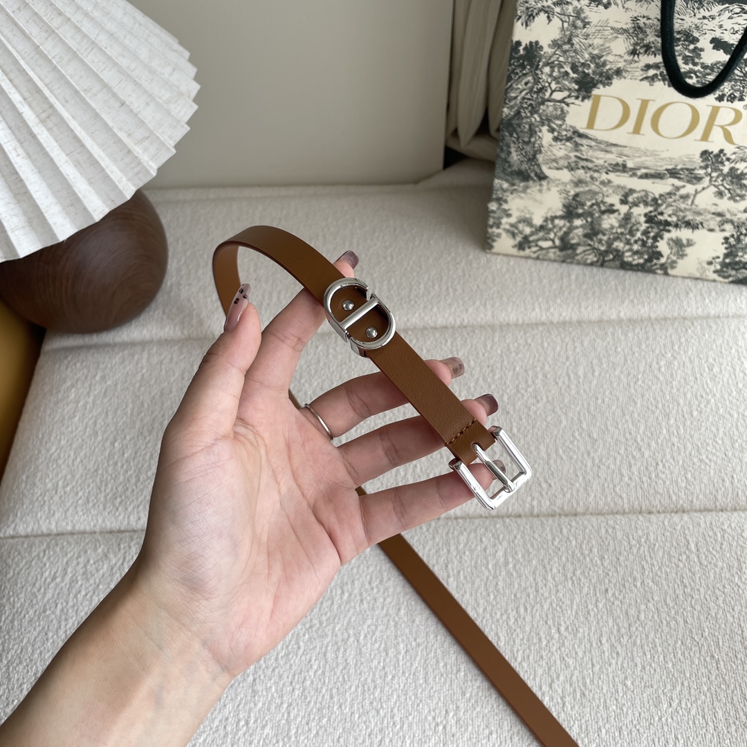 Dior 迪奥 Dior 新品腰带来袭 采用光滑牛皮革精心制作 搭配精品针扣 “CD”字样戒指