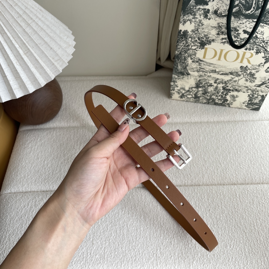 Dior 迪奥 Dior 新品腰带来袭 采用光滑牛皮革精心制作 搭配精品针扣 “CD”字样戒指