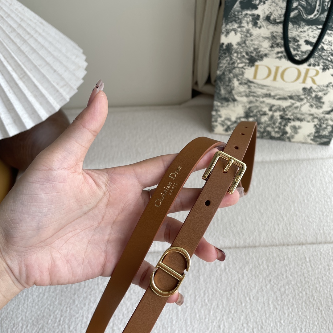 Dior 迪奥 Dior 新品腰带来袭 采用光滑牛皮革精心制作 搭配精品针扣 “CD”字样戒指