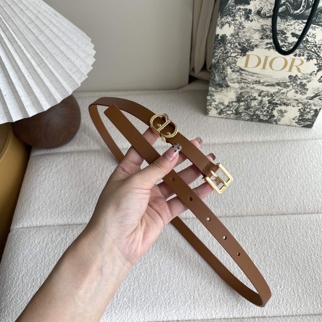 Dior 迪奥 Dior 新品腰带来袭 采用光滑牛皮革精心制作 搭配精品针扣 “CD”字样戒指