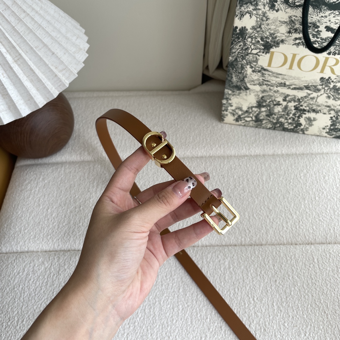 Dior 迪奥 Dior 新品腰带来袭 采用光滑牛皮革精心制作 搭配精品针扣 “CD”字样戒指