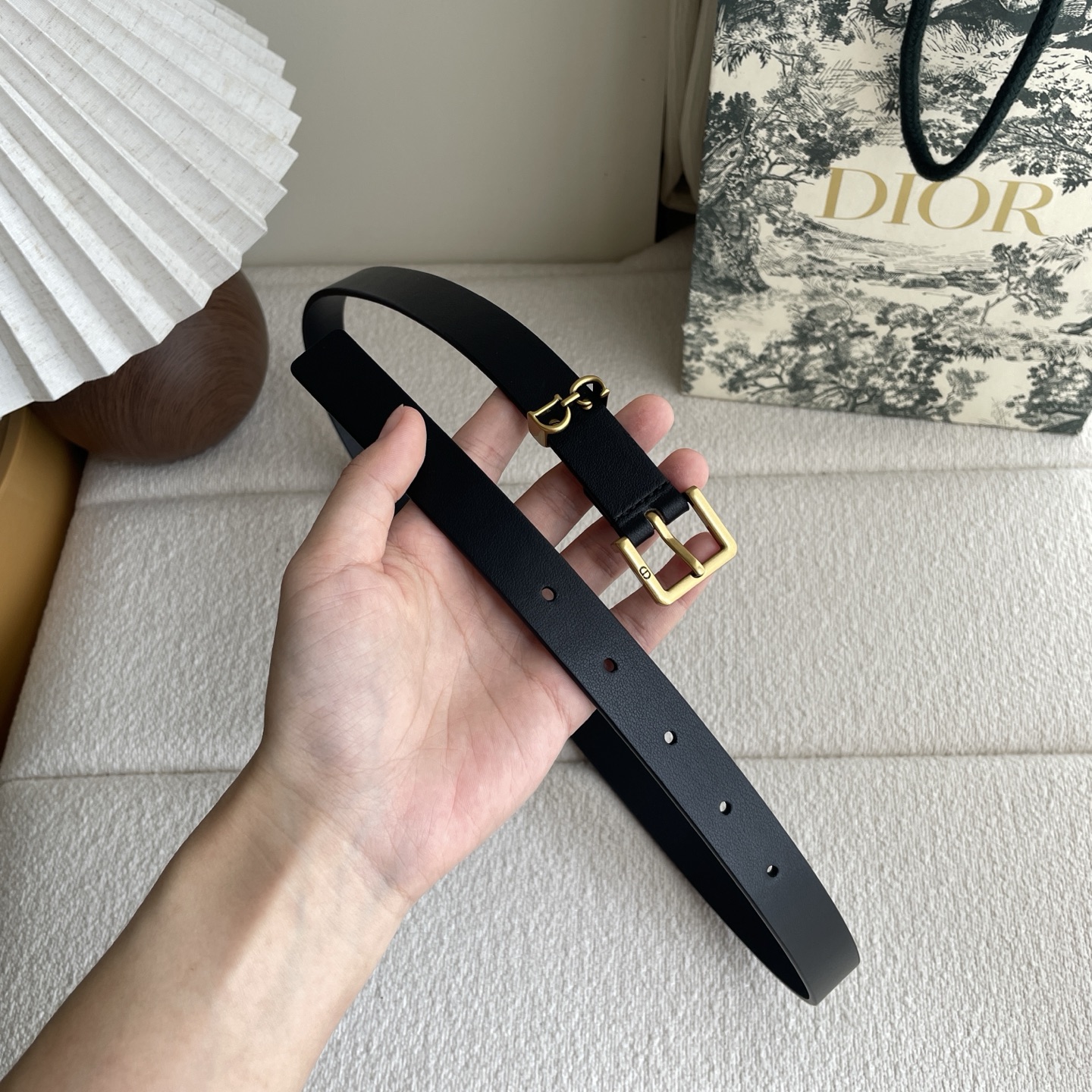  这款马鞍LooP腰带是2025系列全新单品，采用光滑牛皮革等材质精心制作，搭配CD针扣，饰以CD标志腰