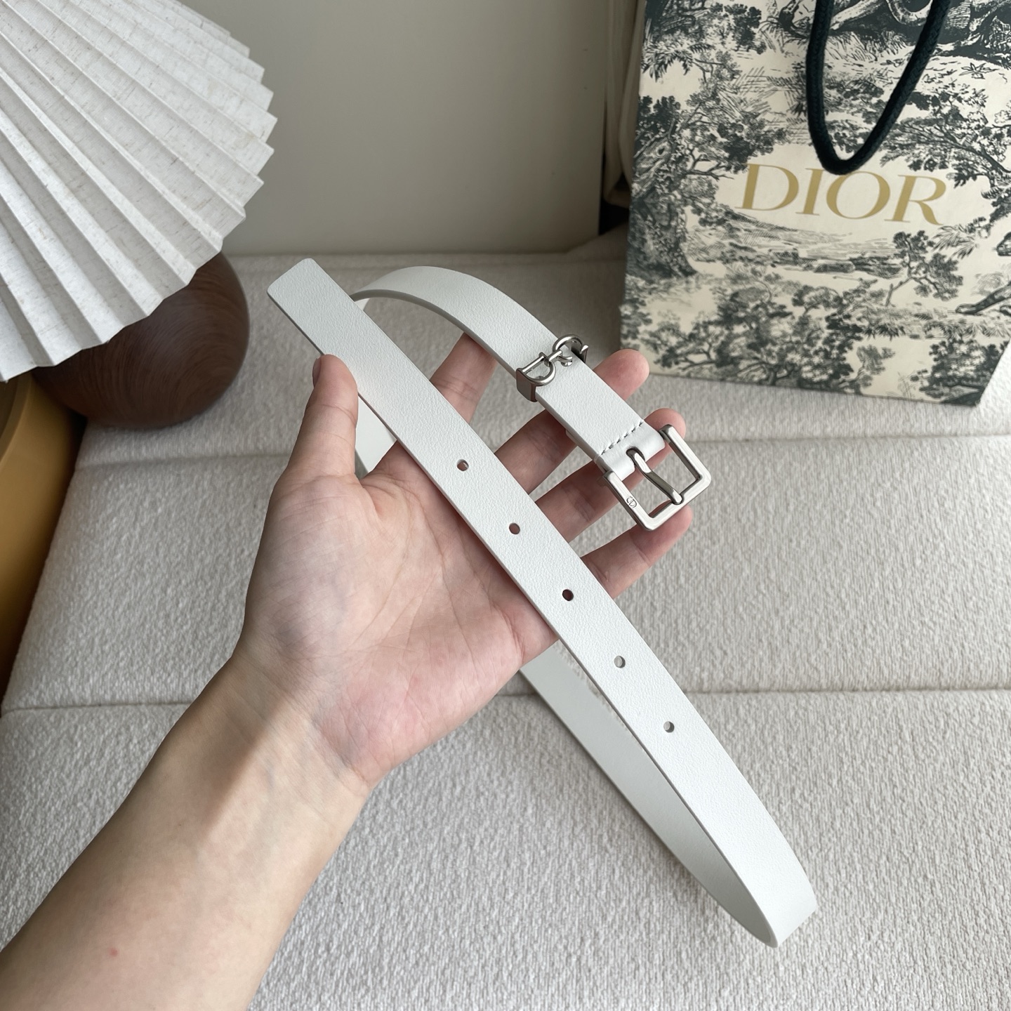  这款马鞍LooP腰带是2025系列全新单品，采用光滑牛皮革等材质精心制作，搭配CD针扣，饰以CD标志腰