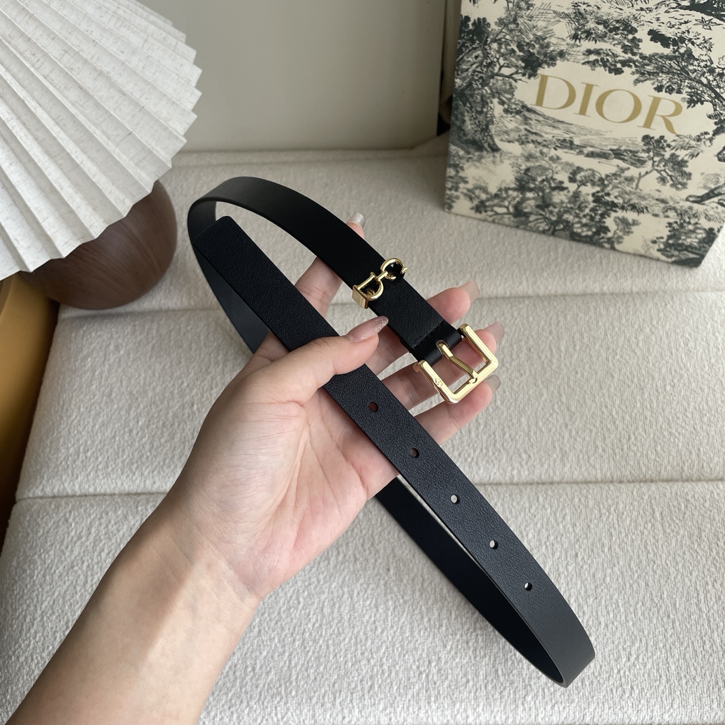  这款马鞍LooP腰带是2025系列全新单品，采用光滑牛皮革等材质精心制作，搭配CD针扣，饰以CD标志腰