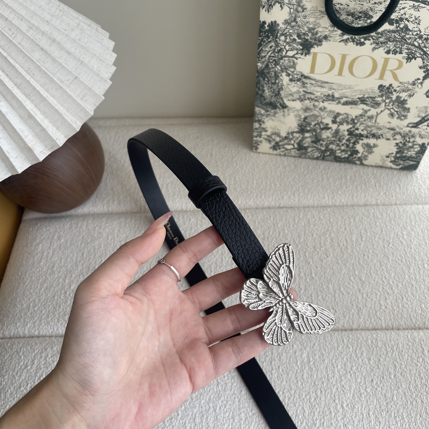 Elegante Cinturón Dior de Piel con Hebilla de Mariposa para Mujer