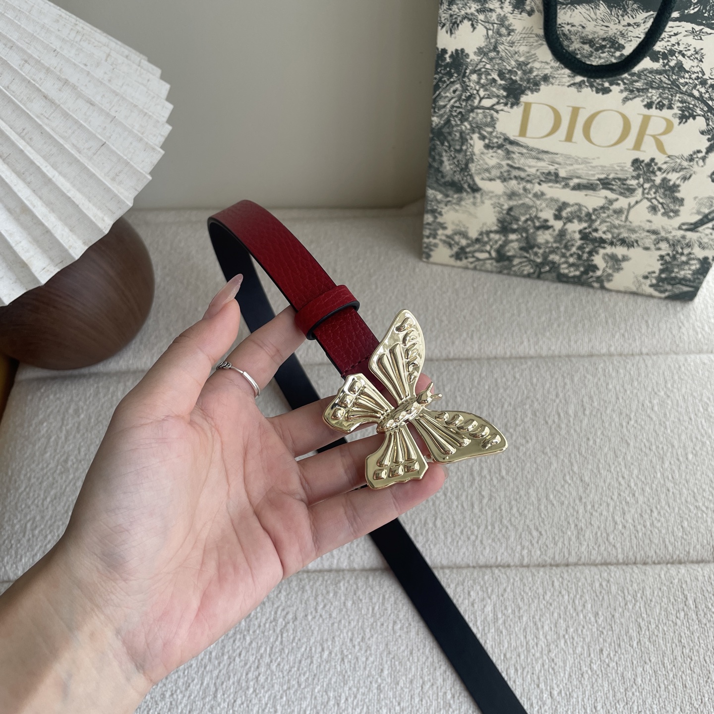 Elegante Cinturón Dior de Piel con Hebilla de Mariposa, 2.0 cm de Ancho