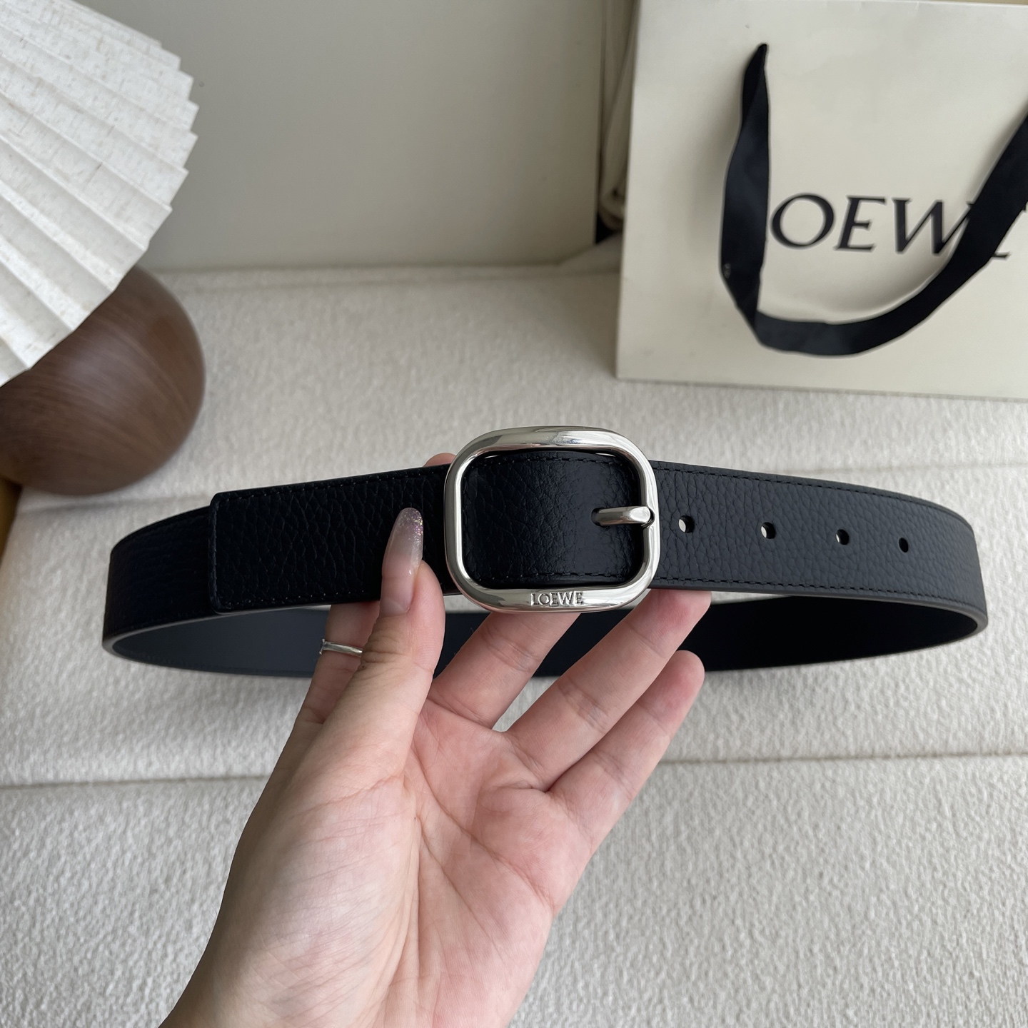  Loewe新款柔软粒面牛皮革腰带，圆形搭扣，3.2cm宽，五孔调节，镌刻LOEWE标志。颜色：黑色/