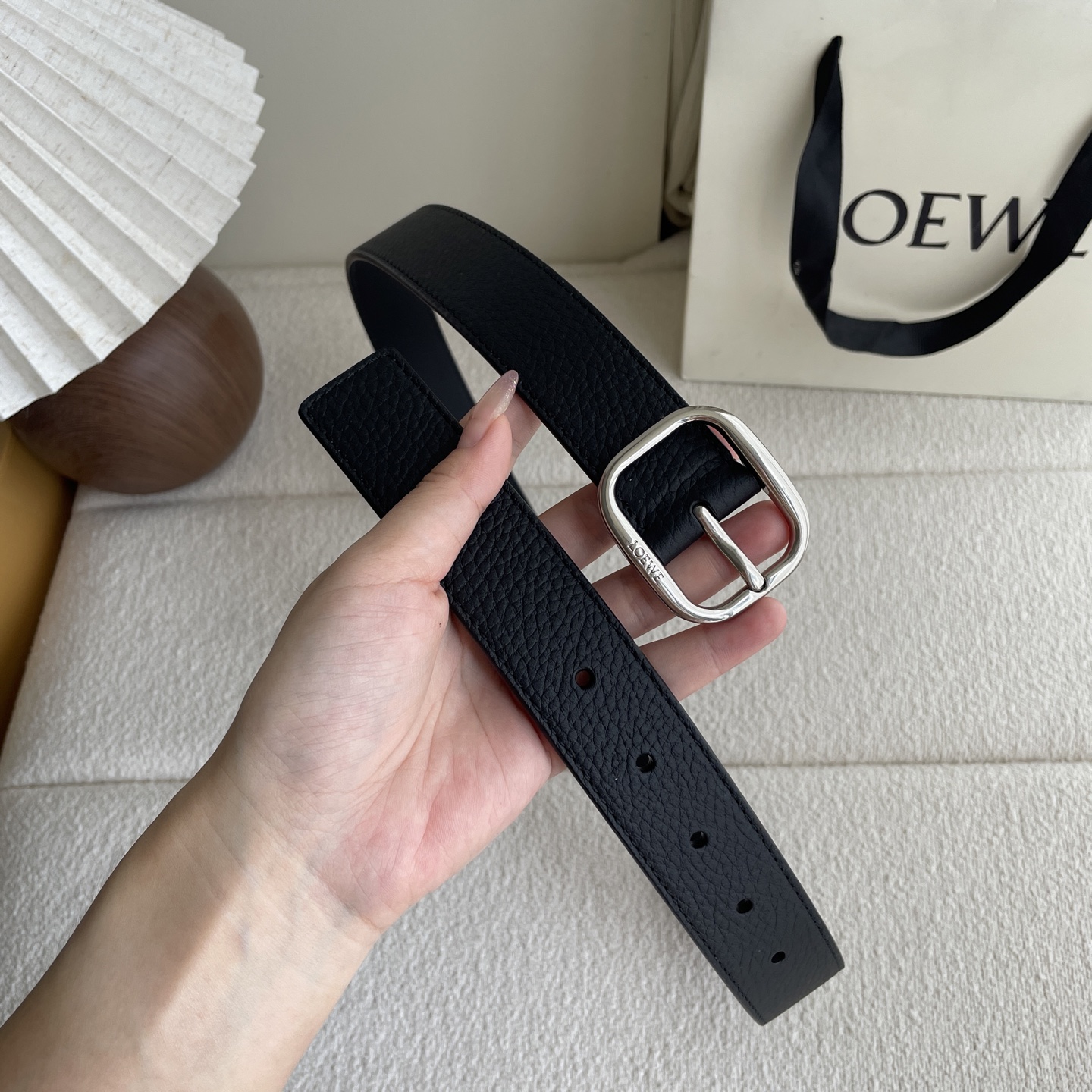   Loewe新款柔软粒面牛皮革腰带，圆形搭扣，3.2cm宽，五孔调节，镌刻LOEWE标志。颜色：黑色/
