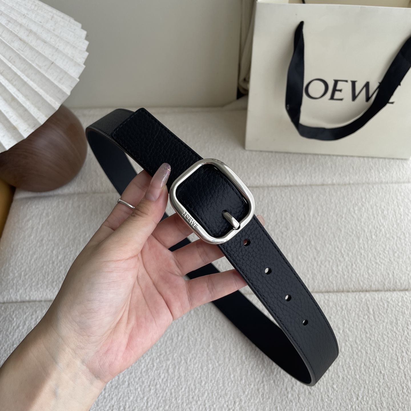   Loewe新款柔软粒面牛皮革腰带，圆形搭扣，3.2cm宽，五孔调节，镌刻LOEWE标志。颜色：黑色/