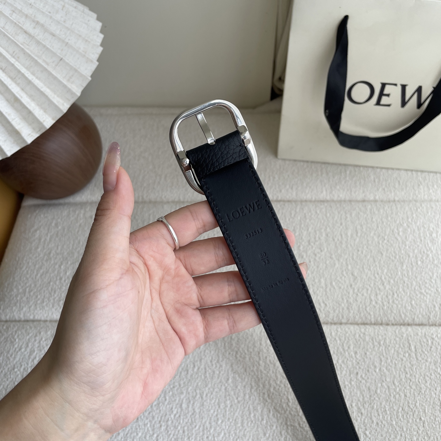   Loewe新款柔软粒面牛皮革腰带，圆形搭扣，3.2cm宽，五孔调节，镌刻LOEWE标志。颜色：黑色/