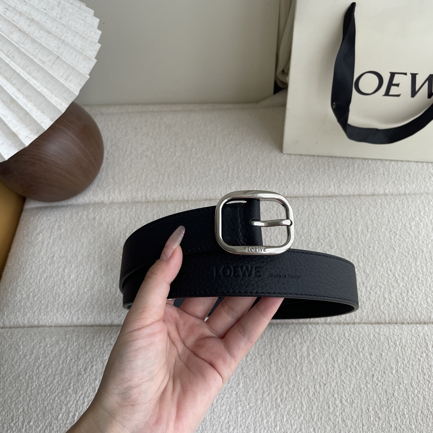   Loewe新款柔软粒面牛皮革腰带，圆形搭扣，3.2cm宽，五孔调节，镌刻LOEWE标志。颜色：黑色/