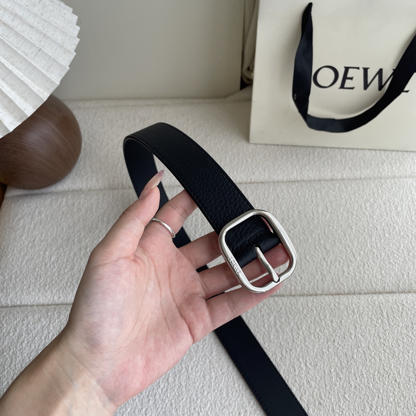   Loewe新款柔软粒面牛皮革腰带，圆形搭扣，3.2cm宽，五孔调节，镌刻LOEWE标志。颜色：黑色/