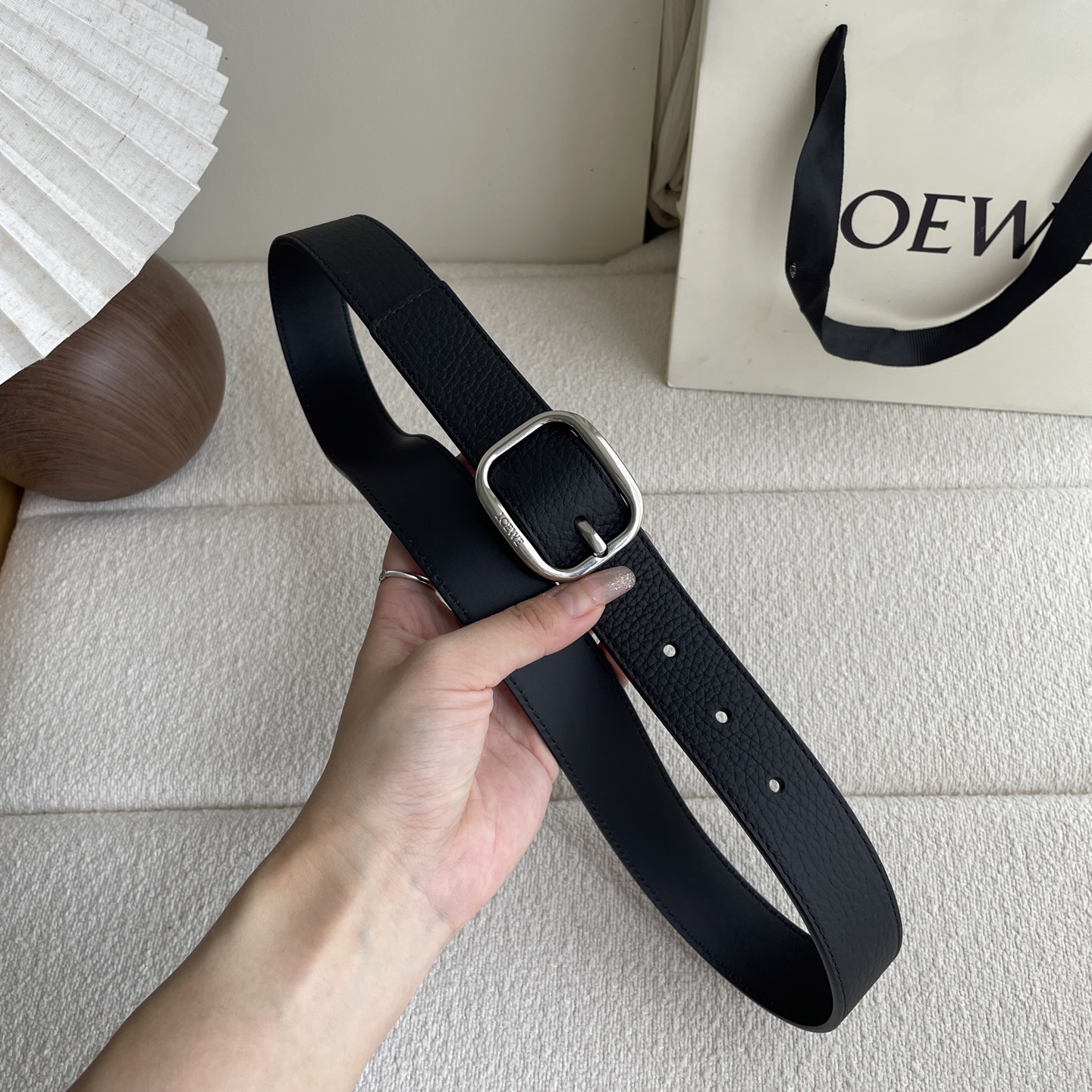   Loewe新款柔软粒面牛皮革腰带，圆形搭扣，3.2cm宽，五孔调节，镌刻LOEWE标志。颜色：黑色/