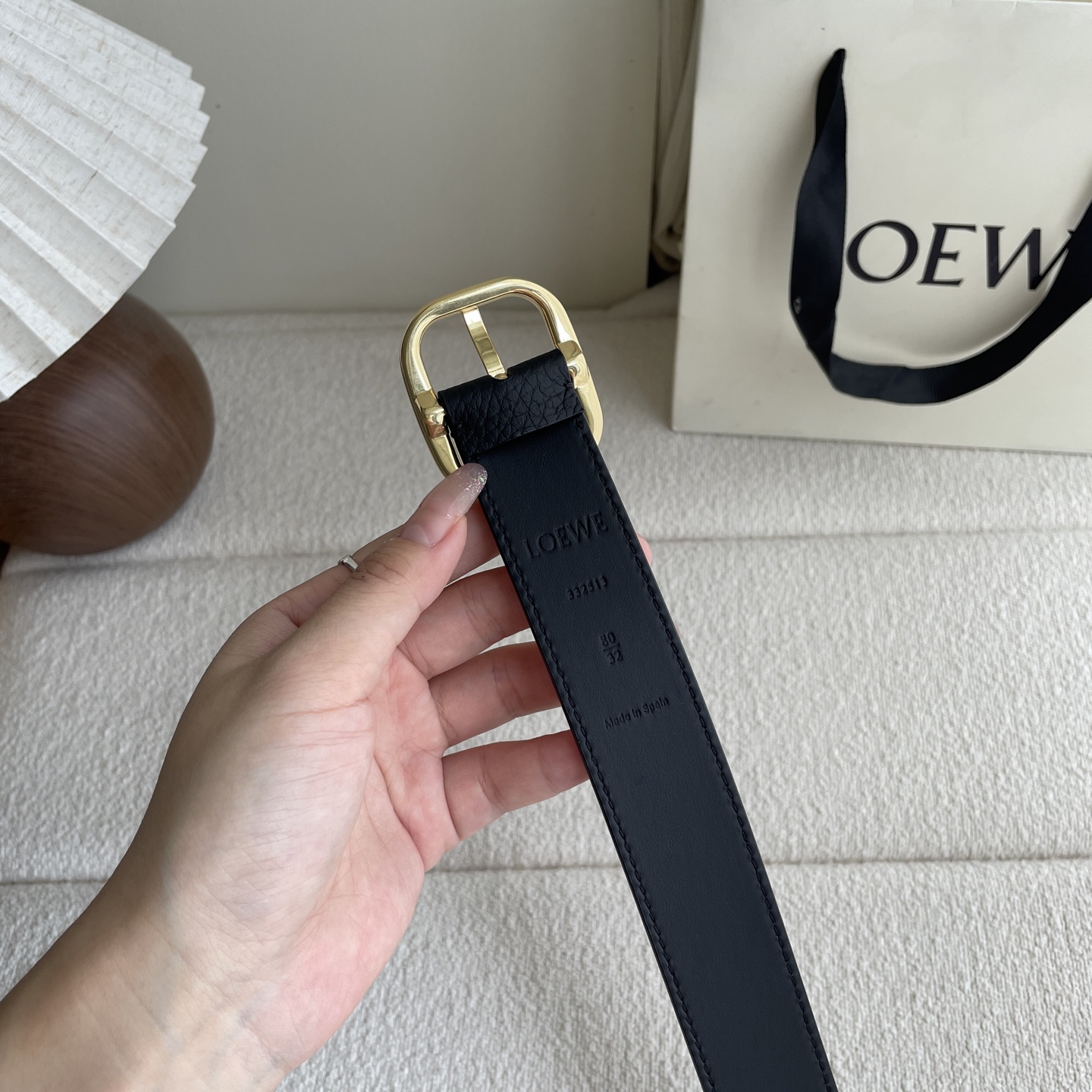   Loewe新款柔软粒面牛皮革腰带，圆形搭扣，3.2cm宽，五孔调节，镌刻LOEWE标志。颜色：黑色/
