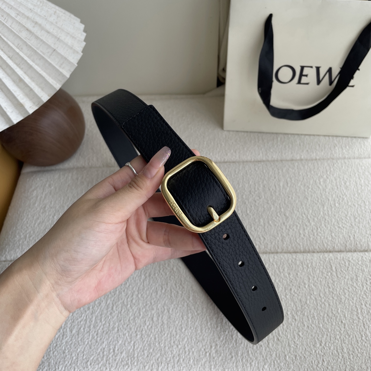   Loewe新款柔软粒面牛皮革腰带，圆形搭扣，3.2cm宽，五孔调节，镌刻LOEWE标志。颜色：黑色/