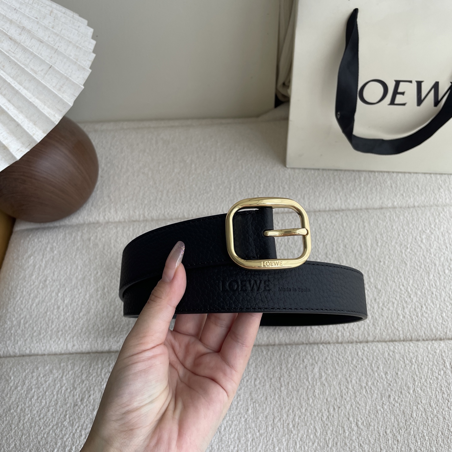   Loewe新款柔软粒面牛皮革腰带，圆形搭扣，3.2cm宽，五孔调节，镌刻LOEWE标志。颜色：黑色/