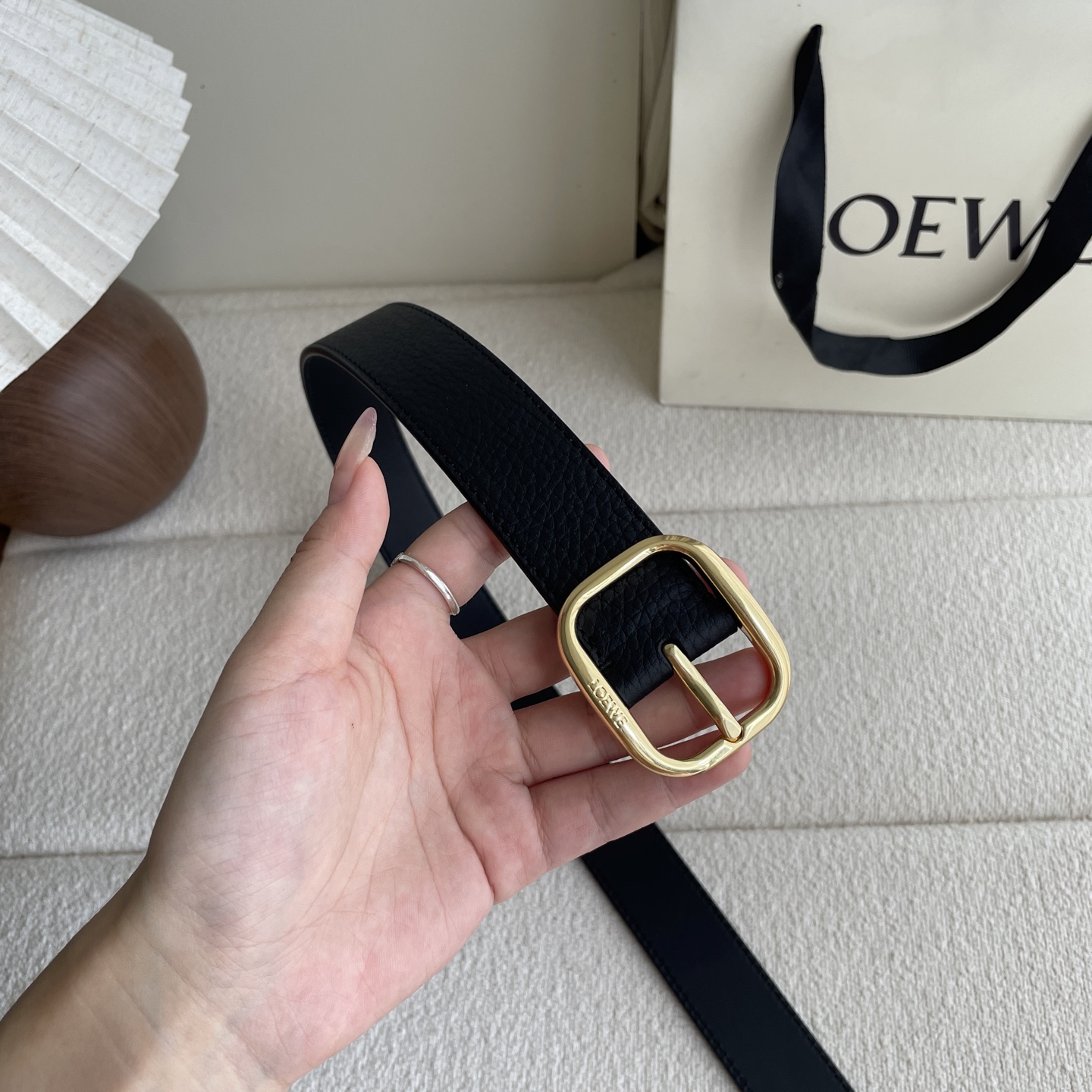   Loewe新款柔软粒面牛皮革腰带，圆形搭扣，3.2cm宽，五孔调节，镌刻LOEWE标志。颜色：黑色/
