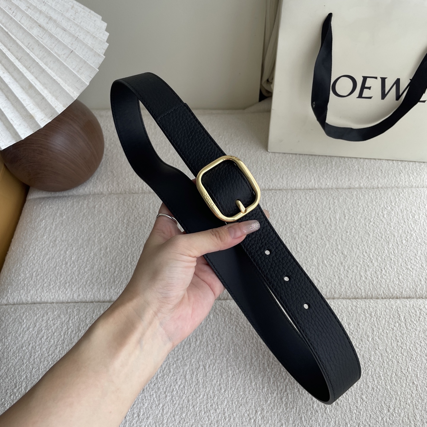   Loewe新款柔软粒面牛皮革腰带，圆形搭扣，3.2cm宽，五孔调节，镌刻LOEWE标志。颜色：黑色/