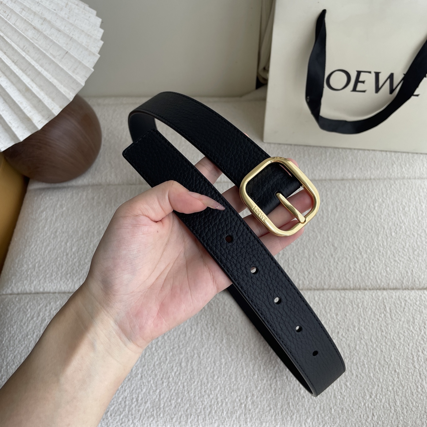   Loewe新款柔软粒面牛皮革腰带，圆形搭扣，3.2cm宽，五孔调节，镌刻LOEWE标志。颜色：黑色/