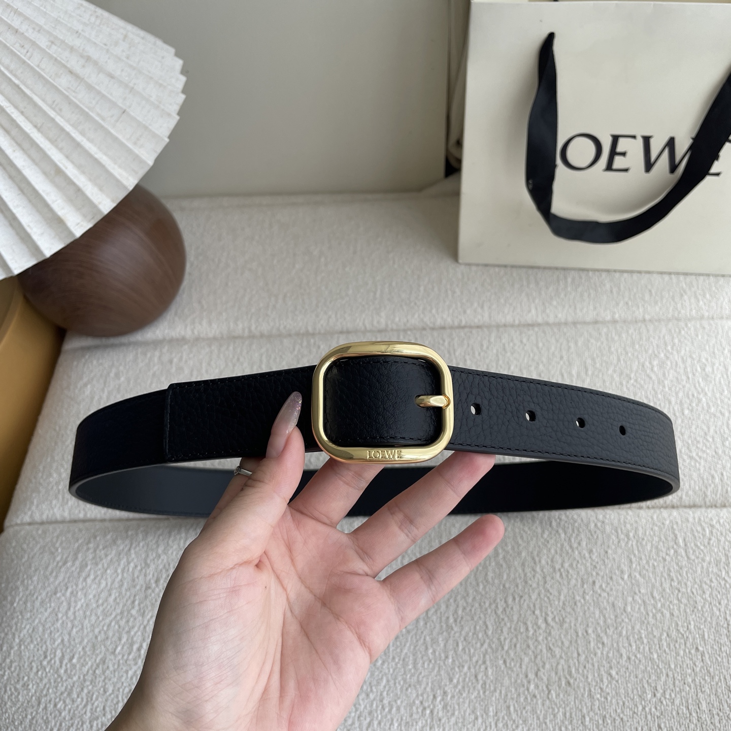   Loewe新款柔软粒面牛皮革腰带，圆形搭扣，3.2cm宽，五孔调节，镌刻LOEWE标志。颜色：黑色/