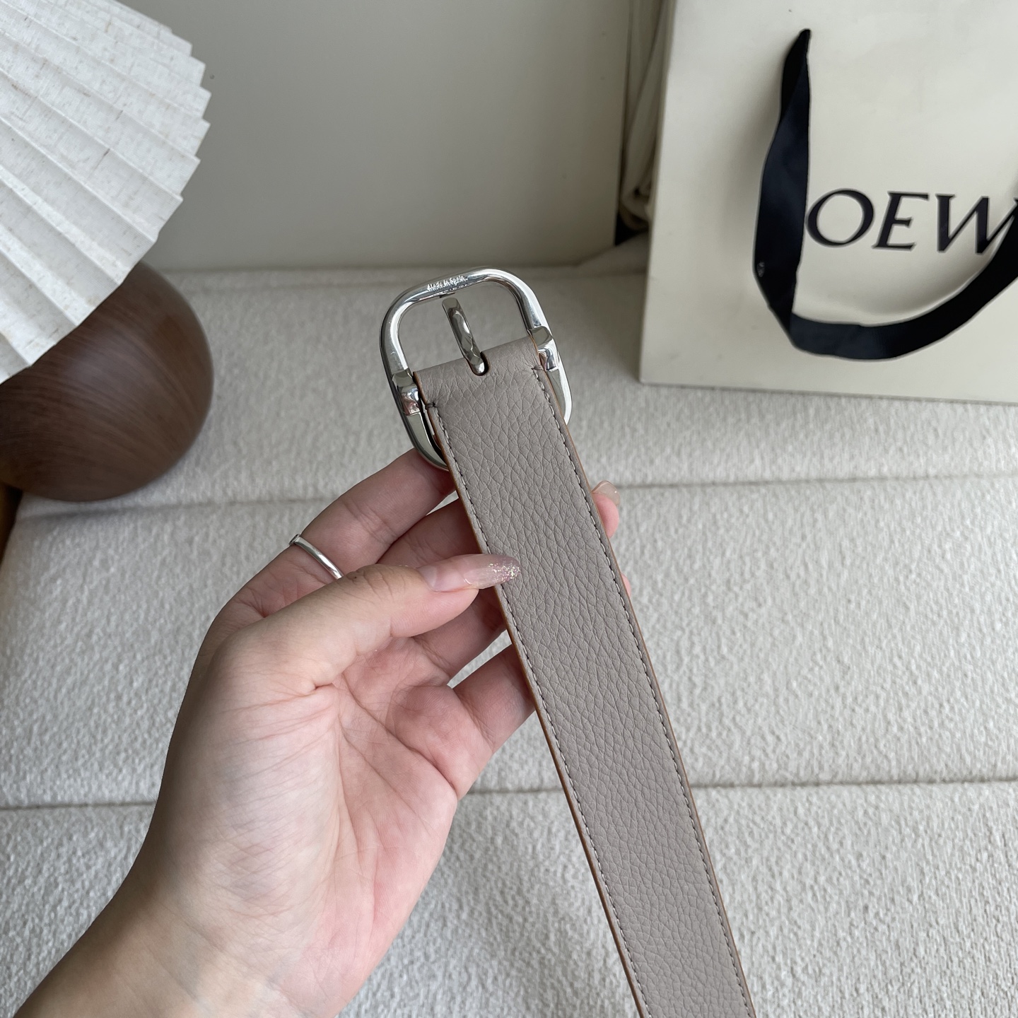   Loewe新款柔软粒面牛皮革腰带，圆形搭扣，3.2cm宽，五孔调节，镌刻LOEWE标志。颜色：粘土色