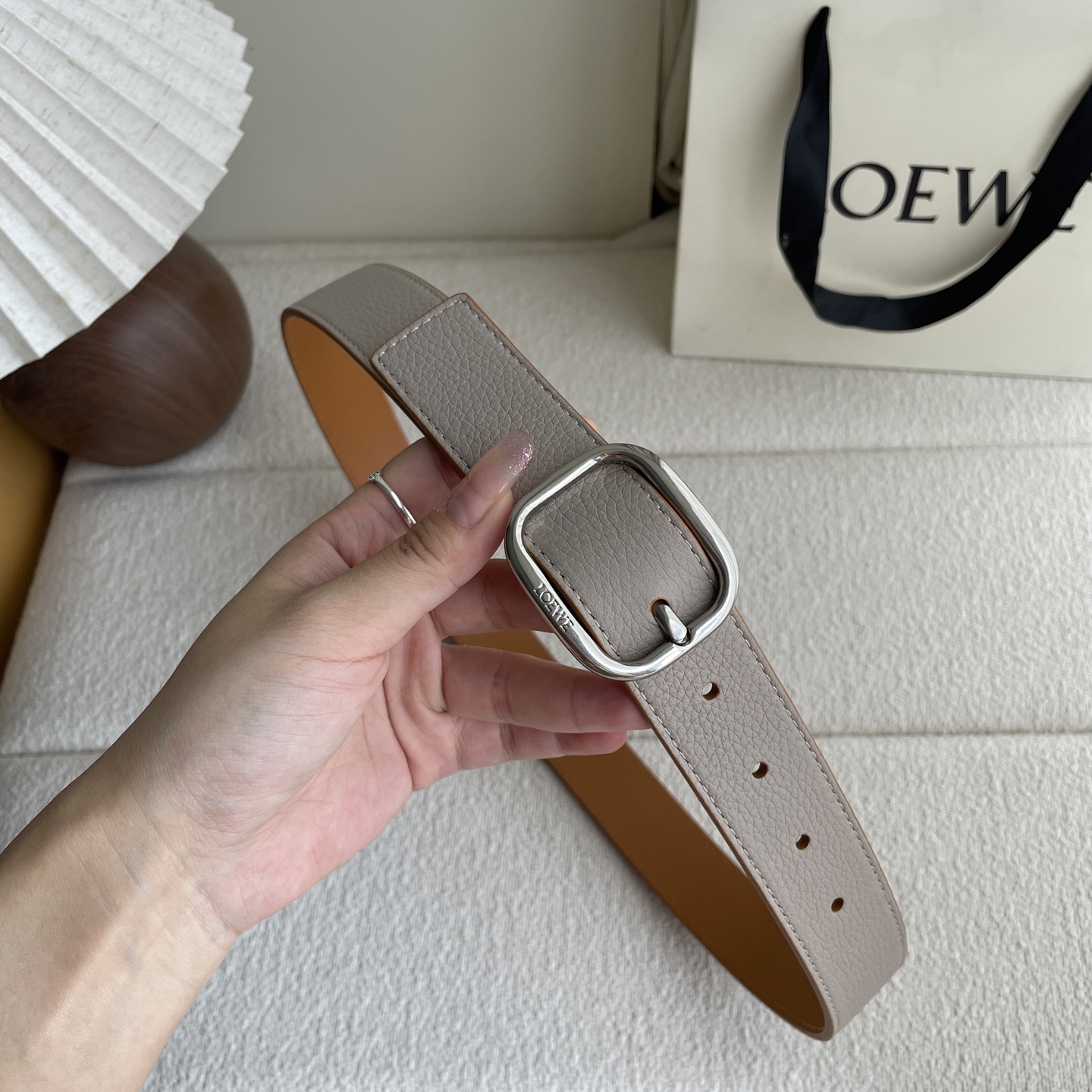   Loewe新款柔软粒面牛皮革腰带，圆形搭扣，3.2cm宽，五孔调节，镌刻LOEWE标志。颜色：粘土色